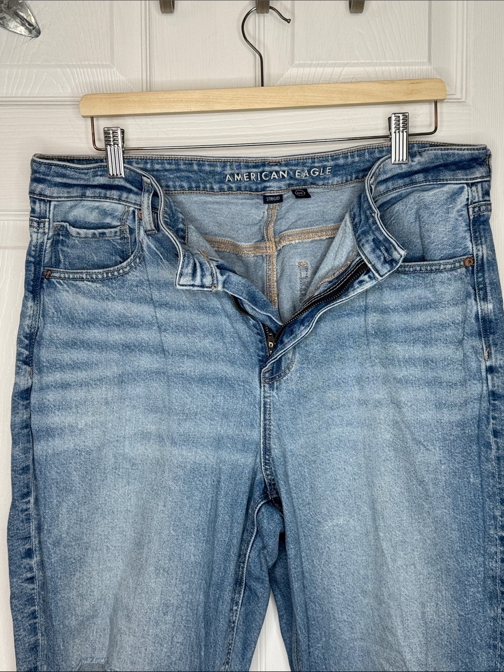 American Eagle Strigid Mom Light Wash Distressed Jeans. Sz 16 Short. - Picture 5 of 8